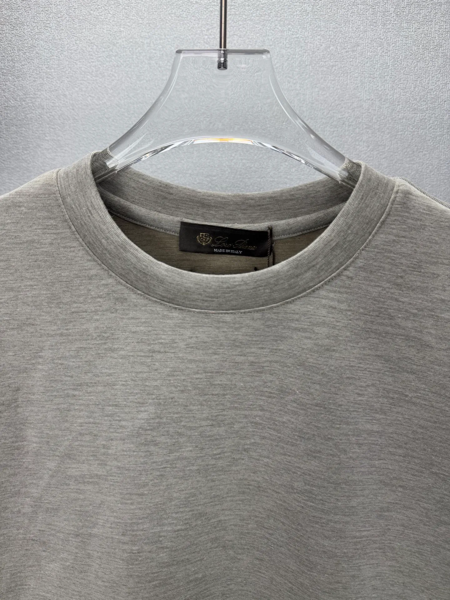 Loro Piana 2026New Arrival old money style solid color simple couple style round neck short-sleeved T-shirt High version High version The fabric is made of cotton➕polyester fiber composite material, the whole body is solid color simple and loose fit, the back neck leather letter logo embroidery design is fashionable and individual. Super Versatile and good-looking short-sleeved T-shirt. Very suitable for both men and women. A must-have for everyone. Packaging, tag, collar label, washed wheat, complete👍 Color: Dark Gray, Brown, Light Gray, Cream White Sizes: M-3XL